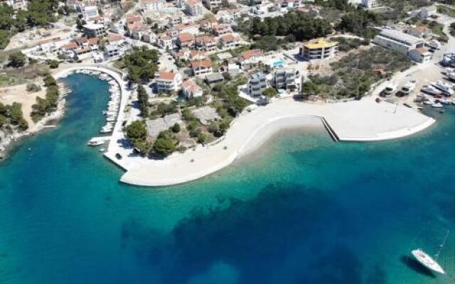 Apartments Mali Mate