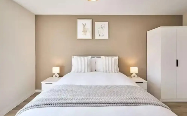 2 Bed Flat - Sleeps 6 - Parking - Wifi