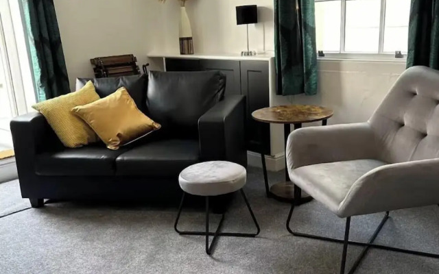 Stunning 2 BD Apartment in Cheltenham