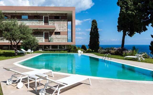 Exclusive Residence With Pool, Breathtaking Views on Taormina and on the sea