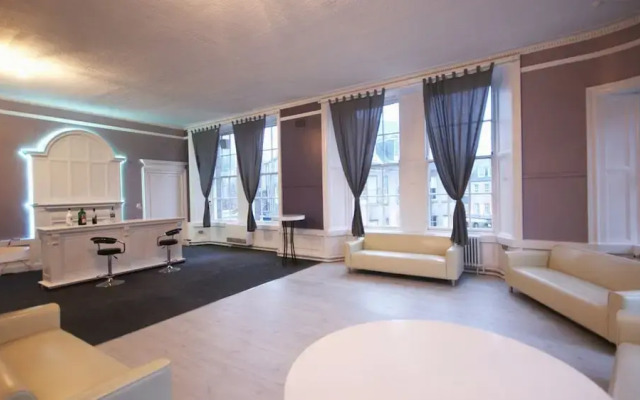 Edinburgh Princes Street Loft Apartment