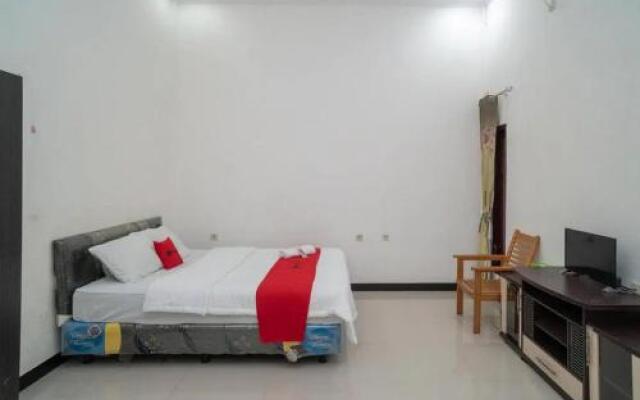 Reddoorz Plus Near Syamsudin Noor Airport