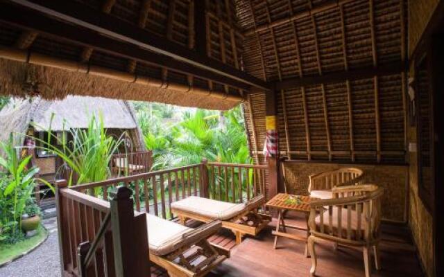 Alam Nusa Bungalow Huts and Spa