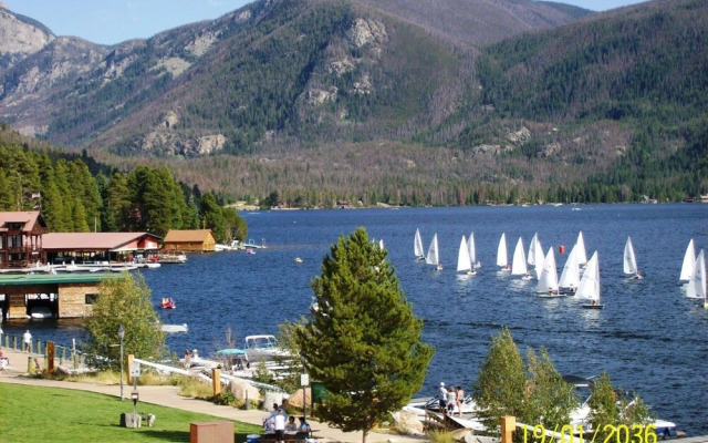 Western Riviera Lakeside Lodging