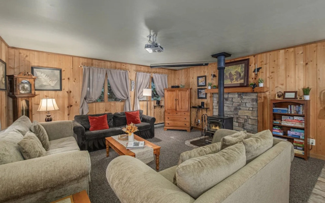 Bear Paw 2 Bedroom Home by NW Comfy Cabins by RedAwning