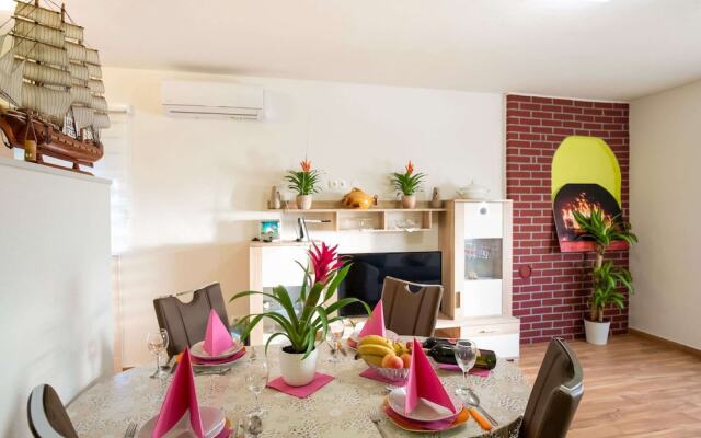 Delightful Apartment in Vir With Garden