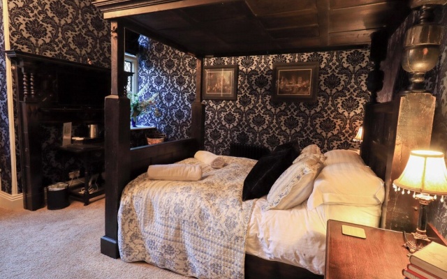 Summerlands Hall Gothic Apartment