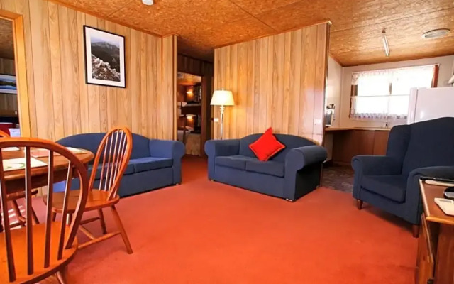 Regatta Point Tavern & Holiday Villas