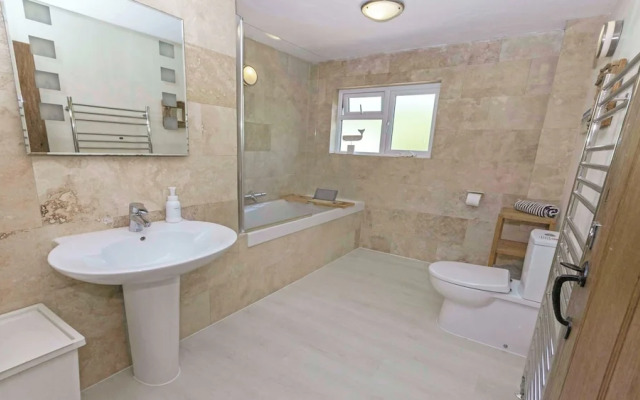 Shippenrill Croyde 6 Bedrooms, Sleeps 14, Hot Tub