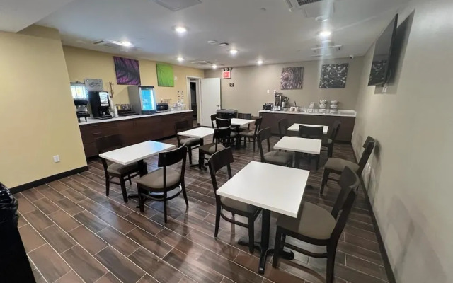 Red Roof PLUS+ Brooklyn - 3rd Ave