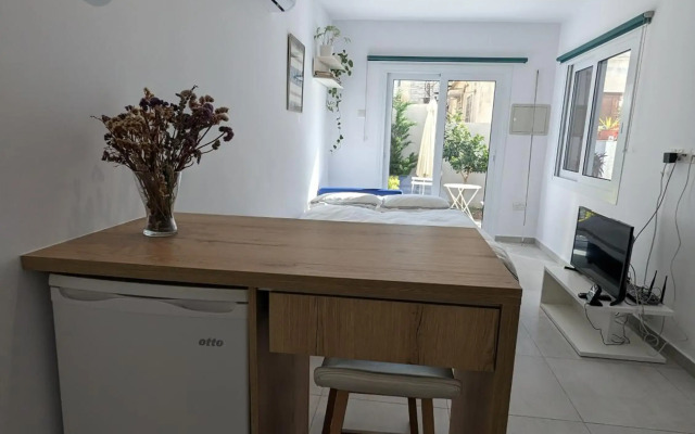 Modern & Cozy Studio w/ Backyard Near City Center