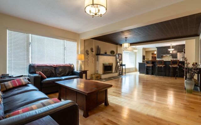LUXURIOUS 5,500 sqft Home: 5 Br/5 Ba | PRIVATE Pool & Hot Tub | STEPS to Beach