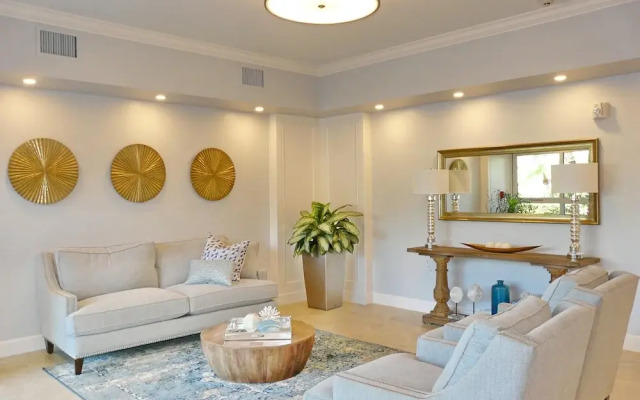 Cozy Beachfront Condo With Pool and Ocean Views