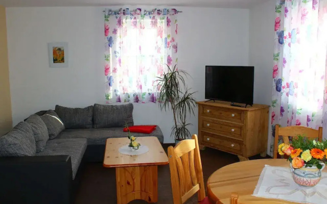 Apartment in Weibig With Garden