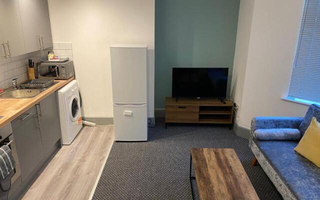 *Central *Studio Flat *Free Parking, Wifi, Netflix