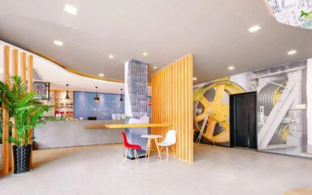 Ibis Ningbo Tianyi Square
