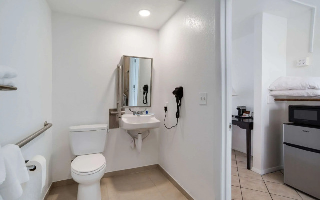 Rodeway Inn at Somers Cove Marina