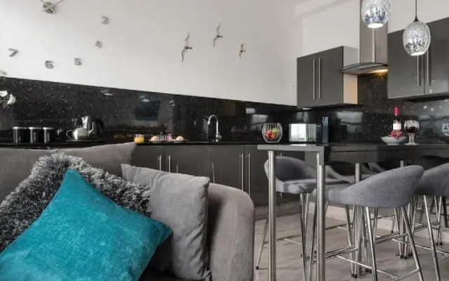 Sandybanks - Stylish apartment on Torquay promenade