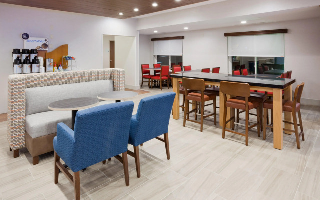 Holiday Inn Express Hotel & Suites Dickinson, an IHG Hotel