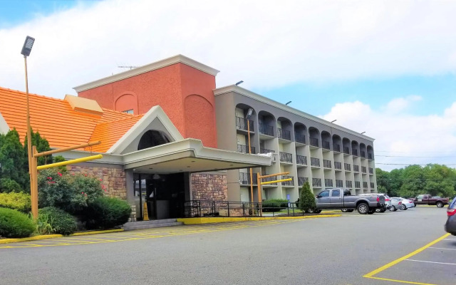 Howard Johnson by Wyndham Clifton NJ