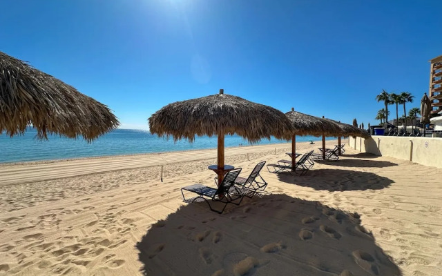 Steps to Sandy Beach Pool Renovated 2BR Condo