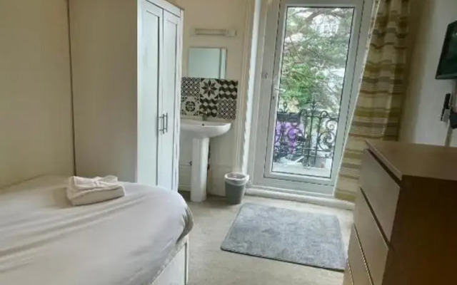 OYO The Lodge Bournemouth