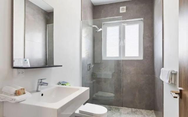 NEW Modern Villa Jacuzzi Pvt Pool Close2beach