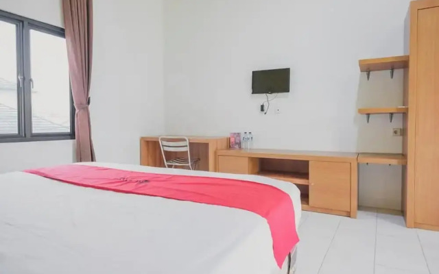 Kolam Renang Pangeran by RedDoorz