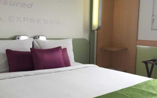 Holiday Inn Express Greater Noida Knowledge Park
