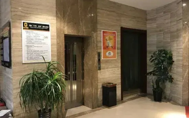 Super 8 Hotel Science Avenue Store