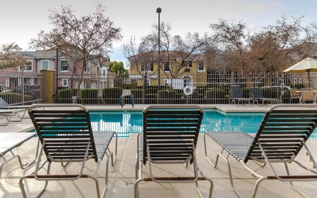 Gilbert Laurel 3 Bedroom Townhouse by RedAwning