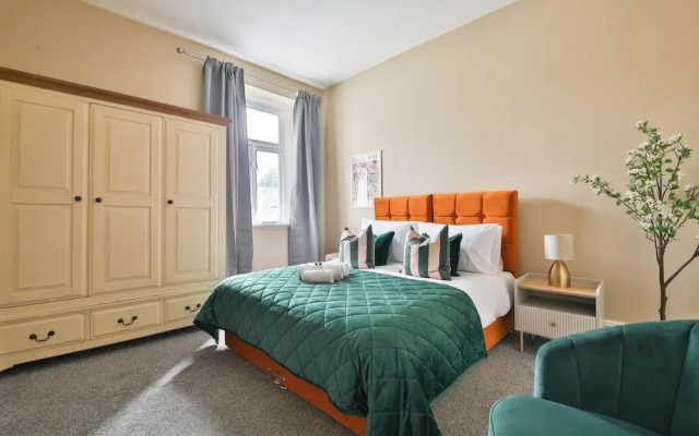 4 Bed House with Pool Table & Parking