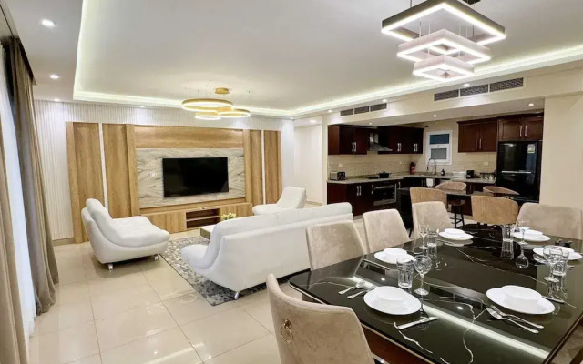 Calm & Classy 2BR - 5 min to Airport