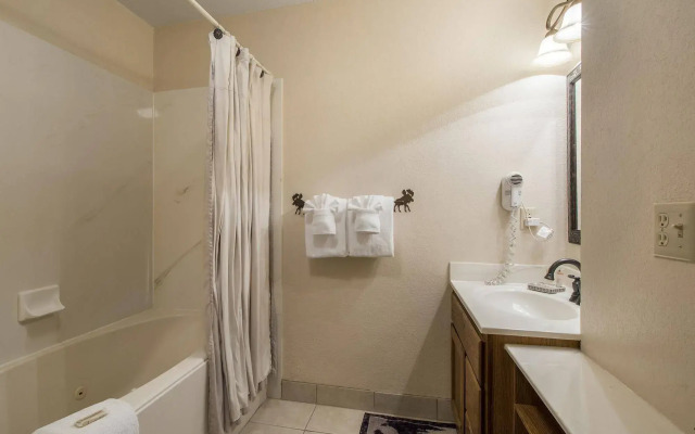 Carriage House Condominiums by All Seasons Resort Lodging