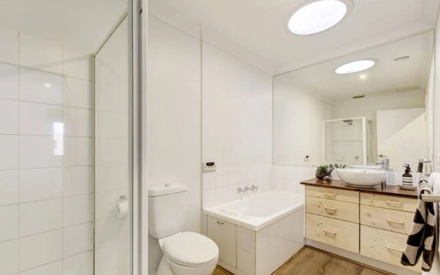 Spacious 2 Bedroom Apartment in Brunswick With Patio and Parking