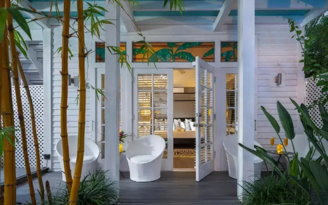 Alexander's Guesthouse - Adults Only