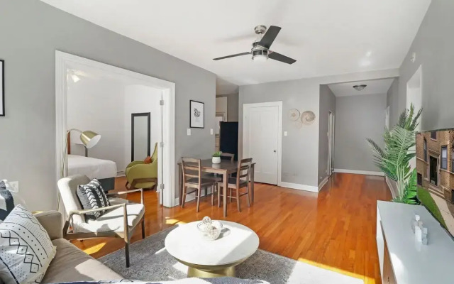 3BR Sunny and Spacious Apt in Lakeview