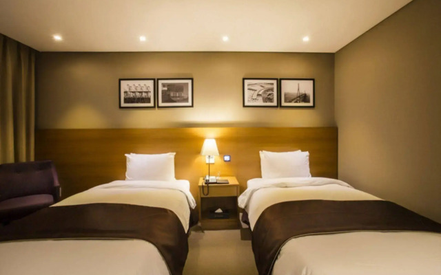The Central Plaza Hotel