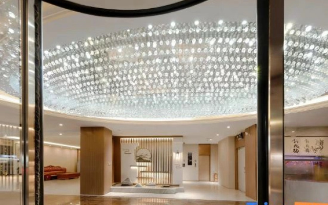 Huaxian Jinlong Business Hotel (Huayi High-speed Railway Station)