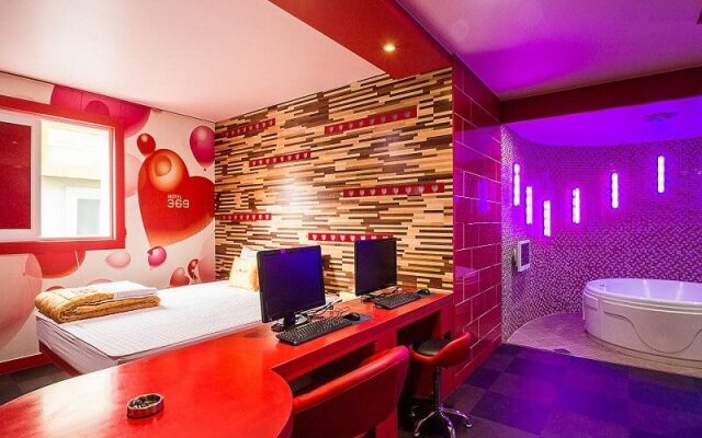 Hotel 369