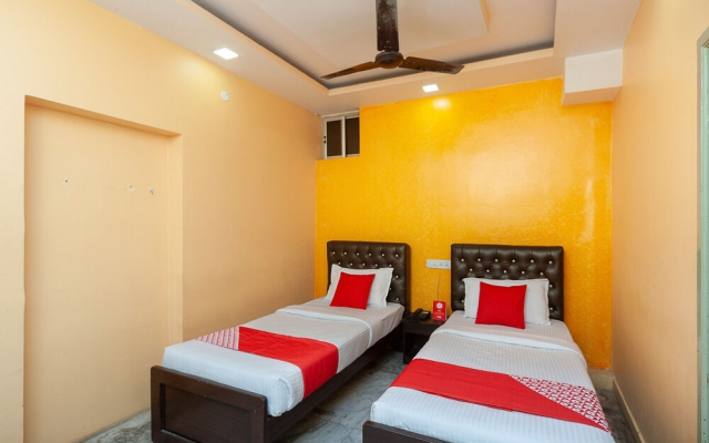 OYO 30579 Royal Palace Marina