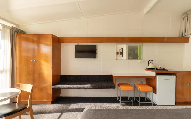 Riverfront Motel & Restaurant