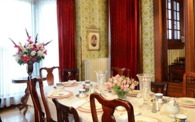 The Candlelight Inn