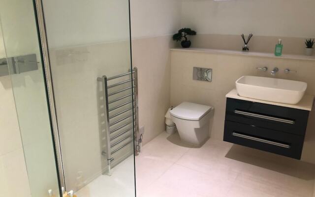 Beautiful Family Home With 42ft Pool & Cinema Room