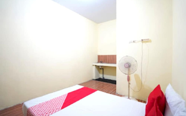 OYO Life 92920 Rumah Kost Azca