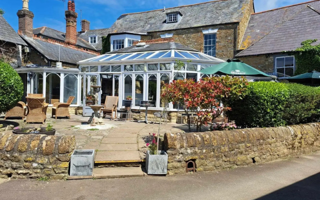 The Ilchester Arms Hotel