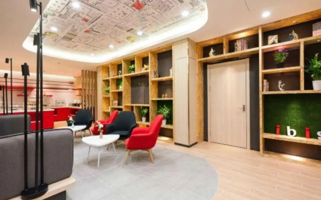 Ibis Hotel (Dalian Railway Station Light Rail Station)