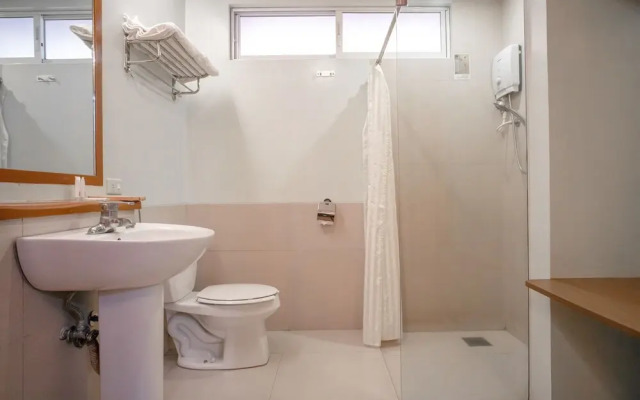 OYO 579 Anisabel Suites