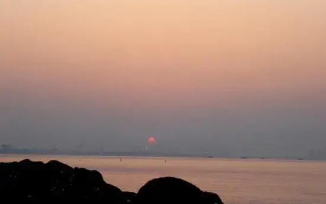 Rococo Rainforest Beachfront Scenic Apartment (Sankuai Stone Bailing Beach)