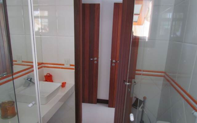 Casa em Condomínio Prox a R das Pedras